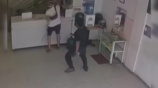 Tamu hotel menyerang resepsionis terekam CCTV. [Instagram]